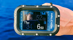 Halcyon Symbios Blue dive computer in use