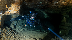 Diver using Halcyon Symbios HUD underwater