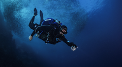 Diver using Halcyon Symbios Silver underwater