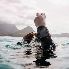Diver wearing Shearwater Peregrine TX before descent