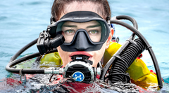 Diver wearing Halcyon Symbios HUD