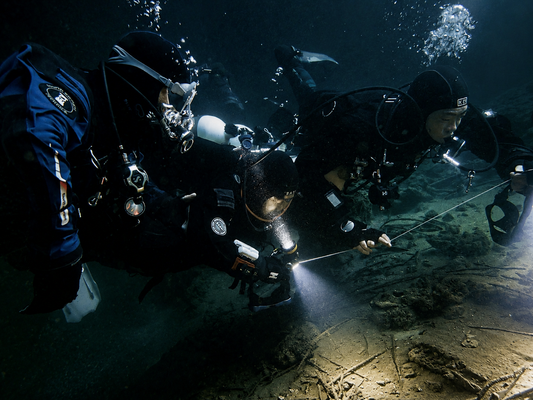 CDAA Basic Cave diver practicing guideline procedures